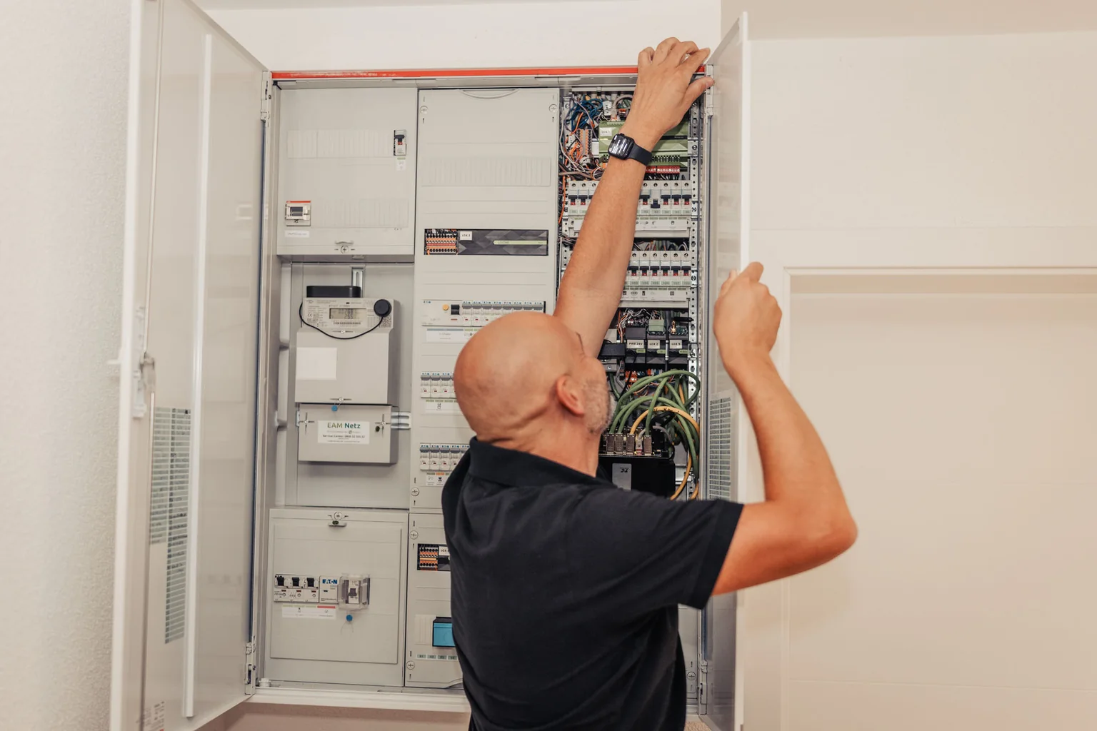 Arbeiten an einer geöffneten Elektroverteilung